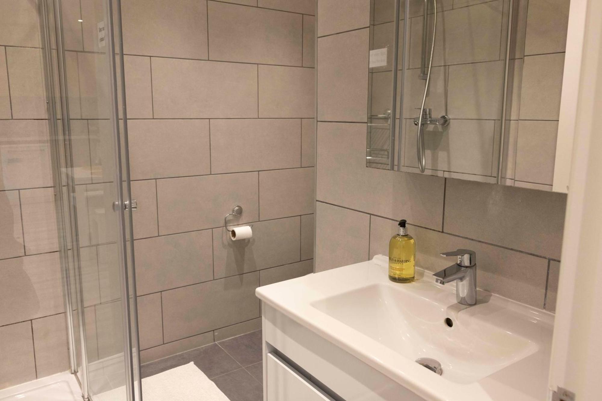 1 Bedroom Flat In Putney *